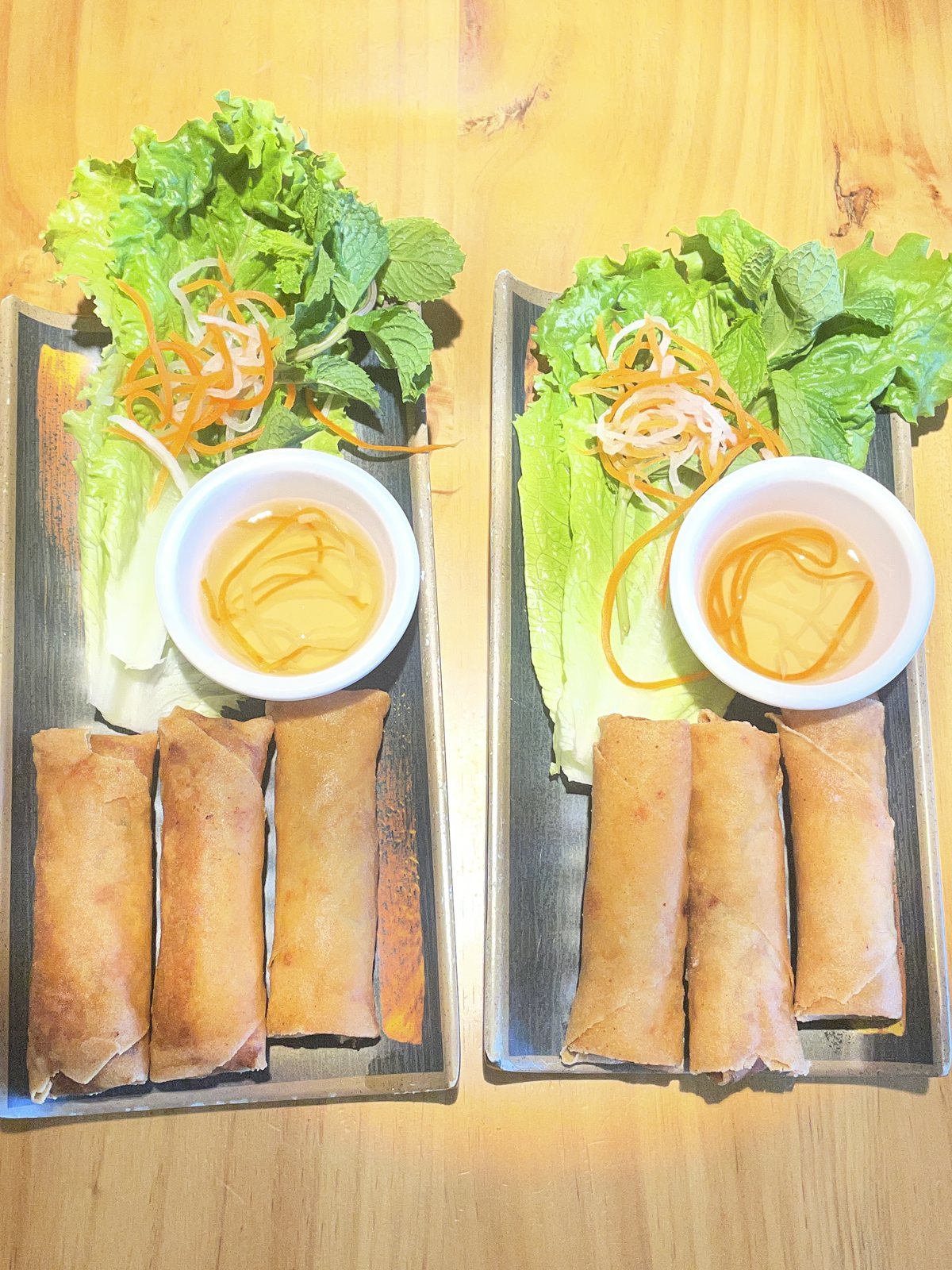 Egg rolls with lettuce and dipping sauce